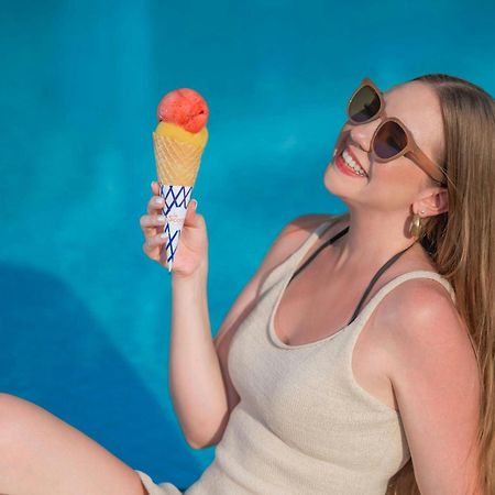 منتجع شاطئ لو ميريديان بوكيت Karon المظهر الخارجي الصورة A woman holding an ice cream cone
