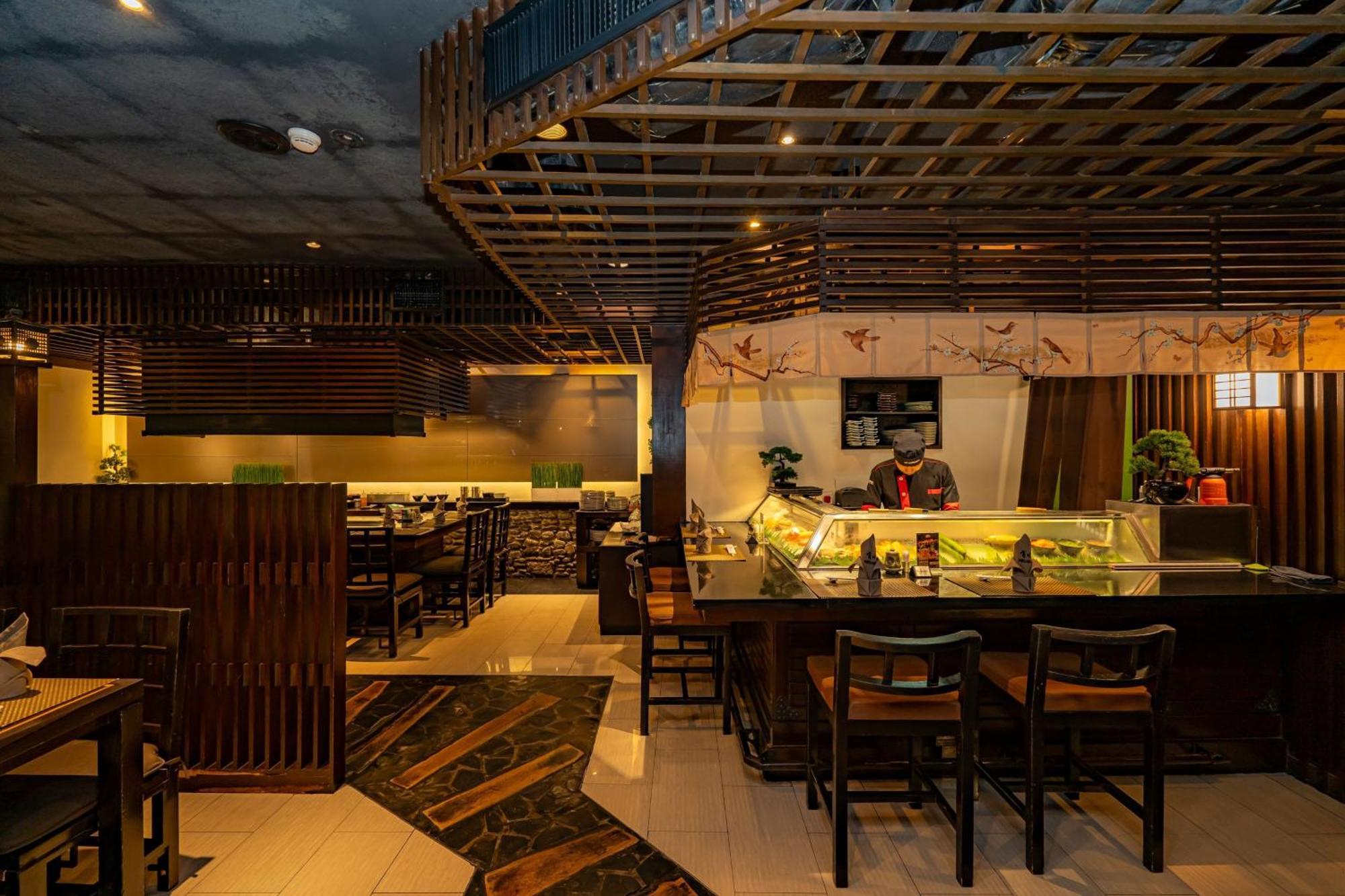 منتجع شاطئ لو ميريديان بوكيت Karon المظهر الخارجي الصورة Interior of a sushi restaurant in Jakarta, Indonesia