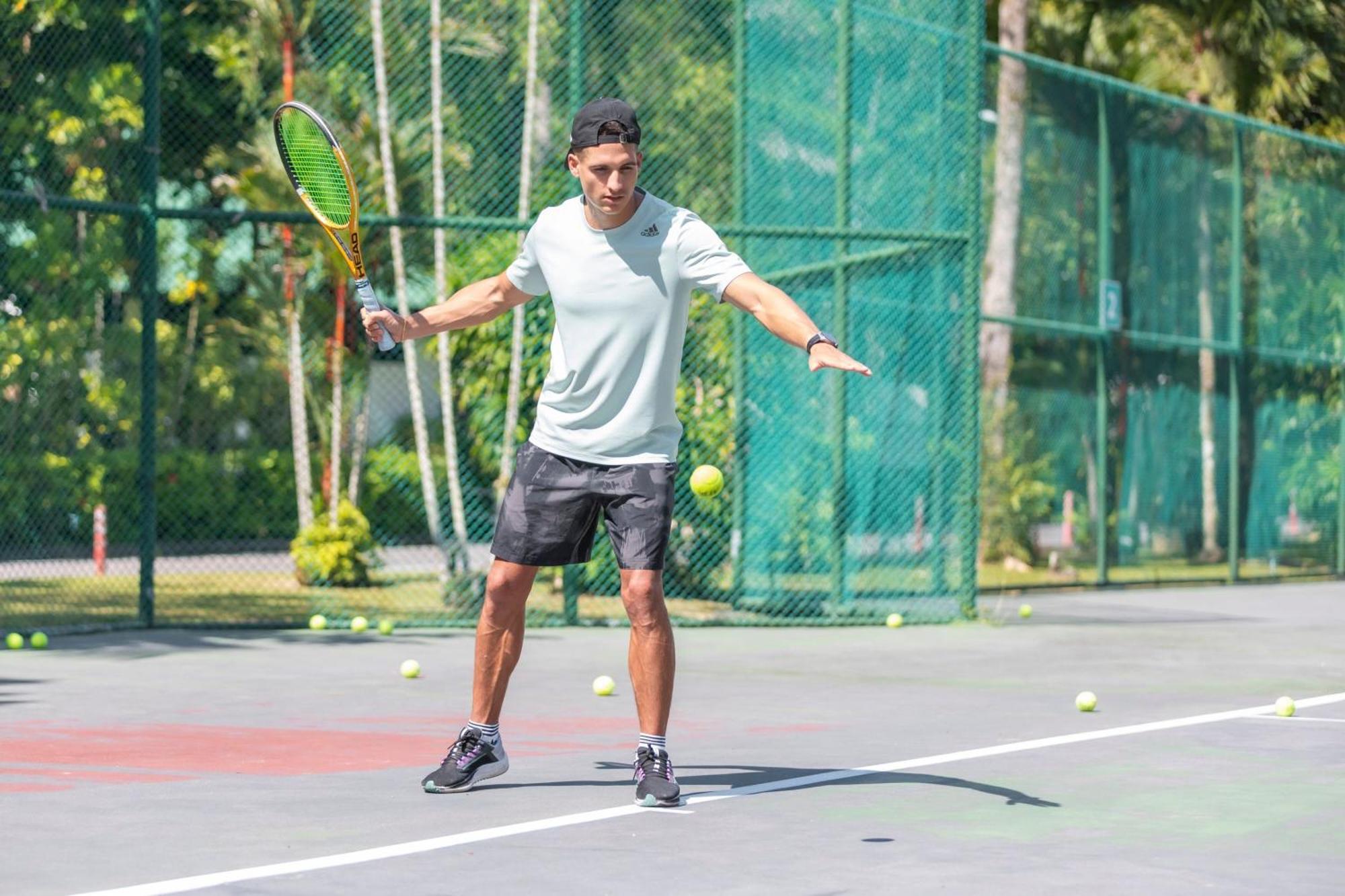 منتجع شاطئ لو ميريديان بوكيت Karon المظهر الخارجي الصورة A player preparing to hit a backhand