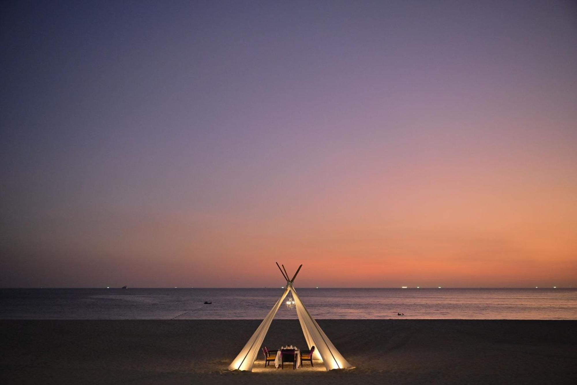 منتجع شاطئ لو ميريديان بوكيت Karon المظهر الخارجي الصورة The beach at the Jumeirah Beach Hotel