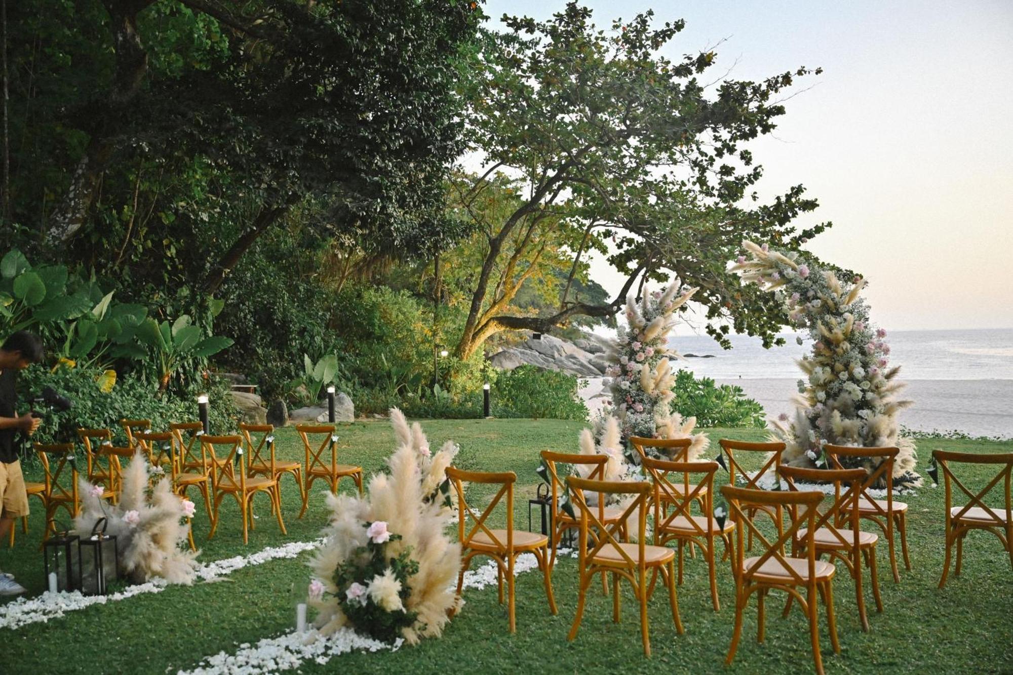 منتجع شاطئ لو ميريديان بوكيت Karon المظهر الخارجي الصورة Wedding ceremony at the resort