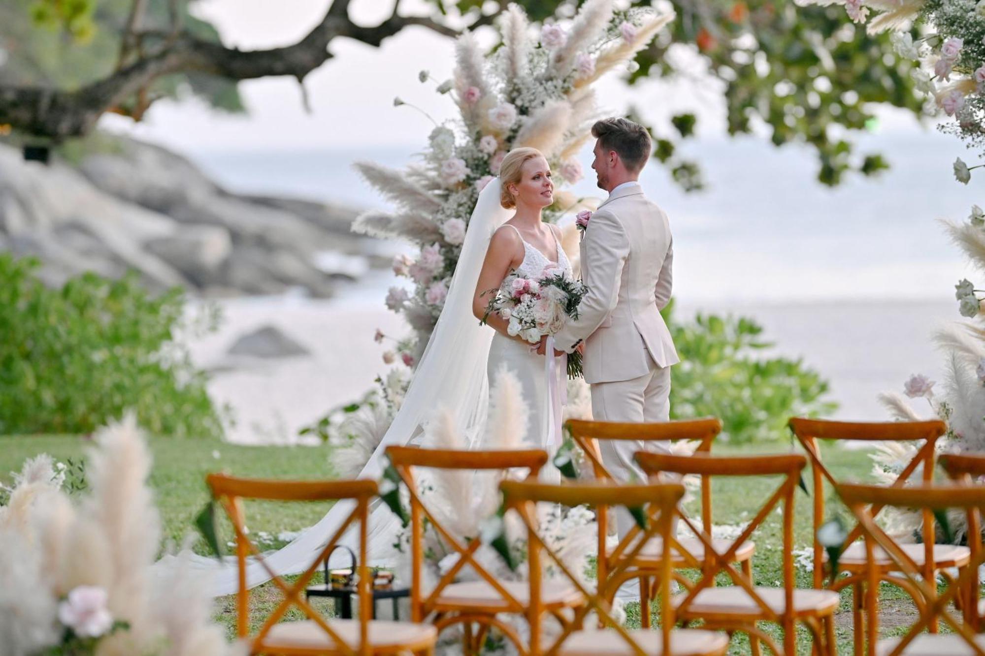منتجع شاطئ لو ميريديان بوكيت Karon المظهر الخارجي الصورة Wedding in Maldives