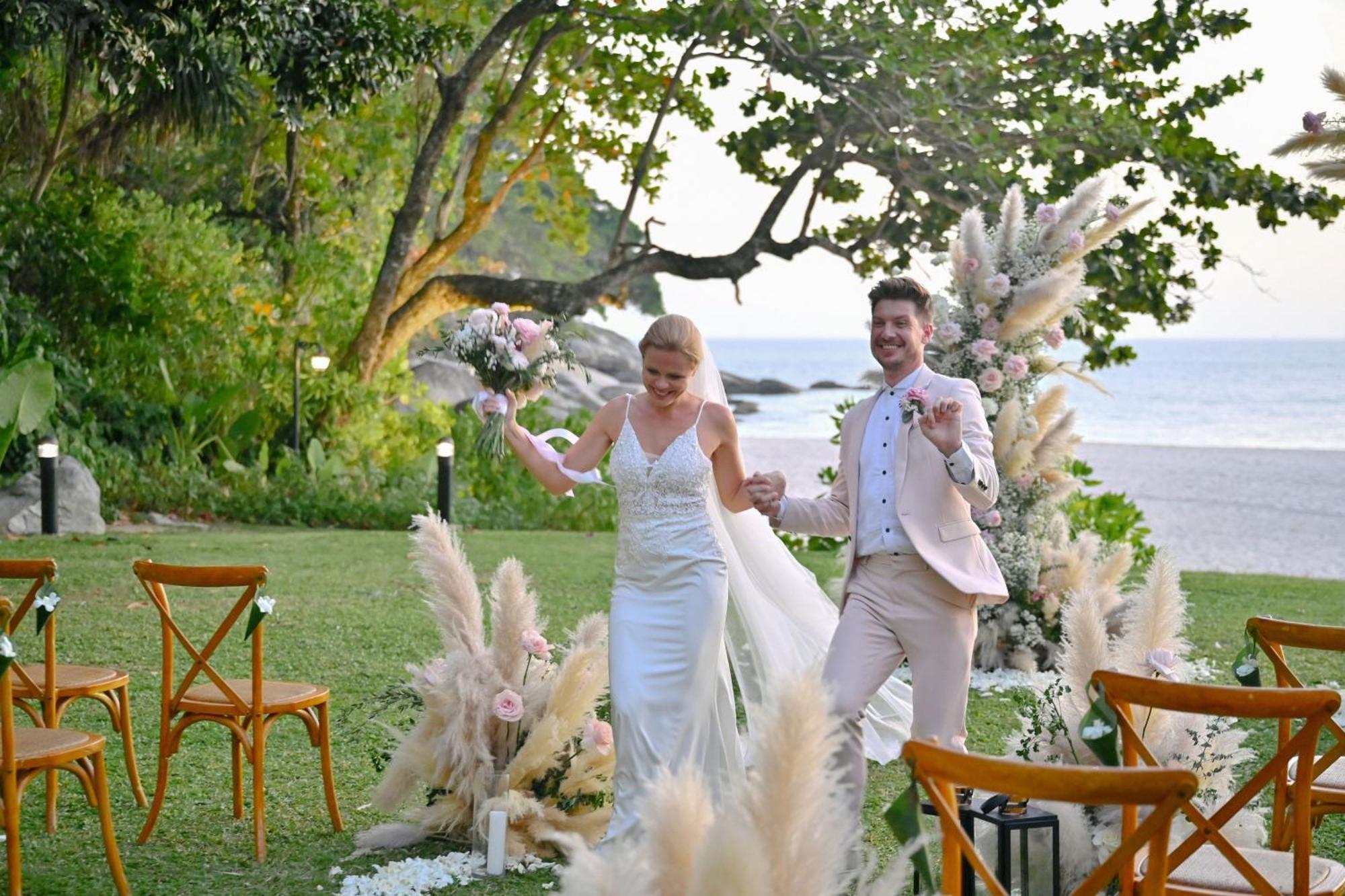 منتجع شاطئ لو ميريديان بوكيت Karon المظهر الخارجي الصورة Wedding in Phuket, Thailand