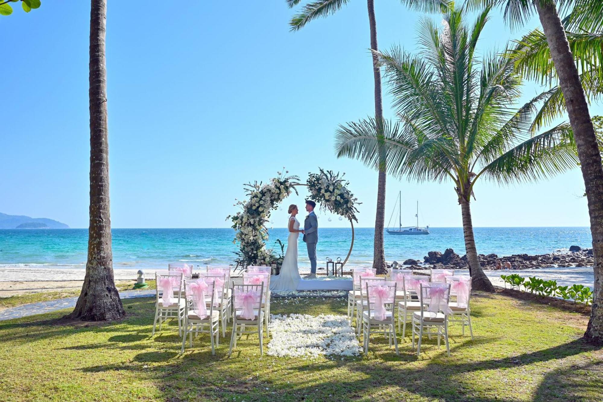 منتجع شاطئ لو ميريديان بوكيت Karon المظهر الخارجي الصورة A wedding on the beach at the Sheraton Resort, Fiji