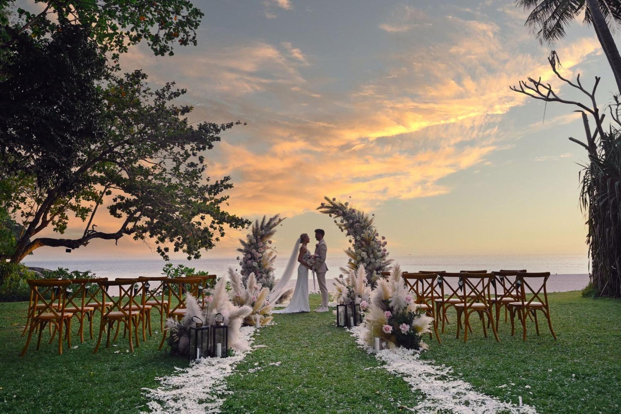 منتجع شاطئ لو ميريديان بوكيت Karon المظهر الخارجي الصورة Wedding at the beach