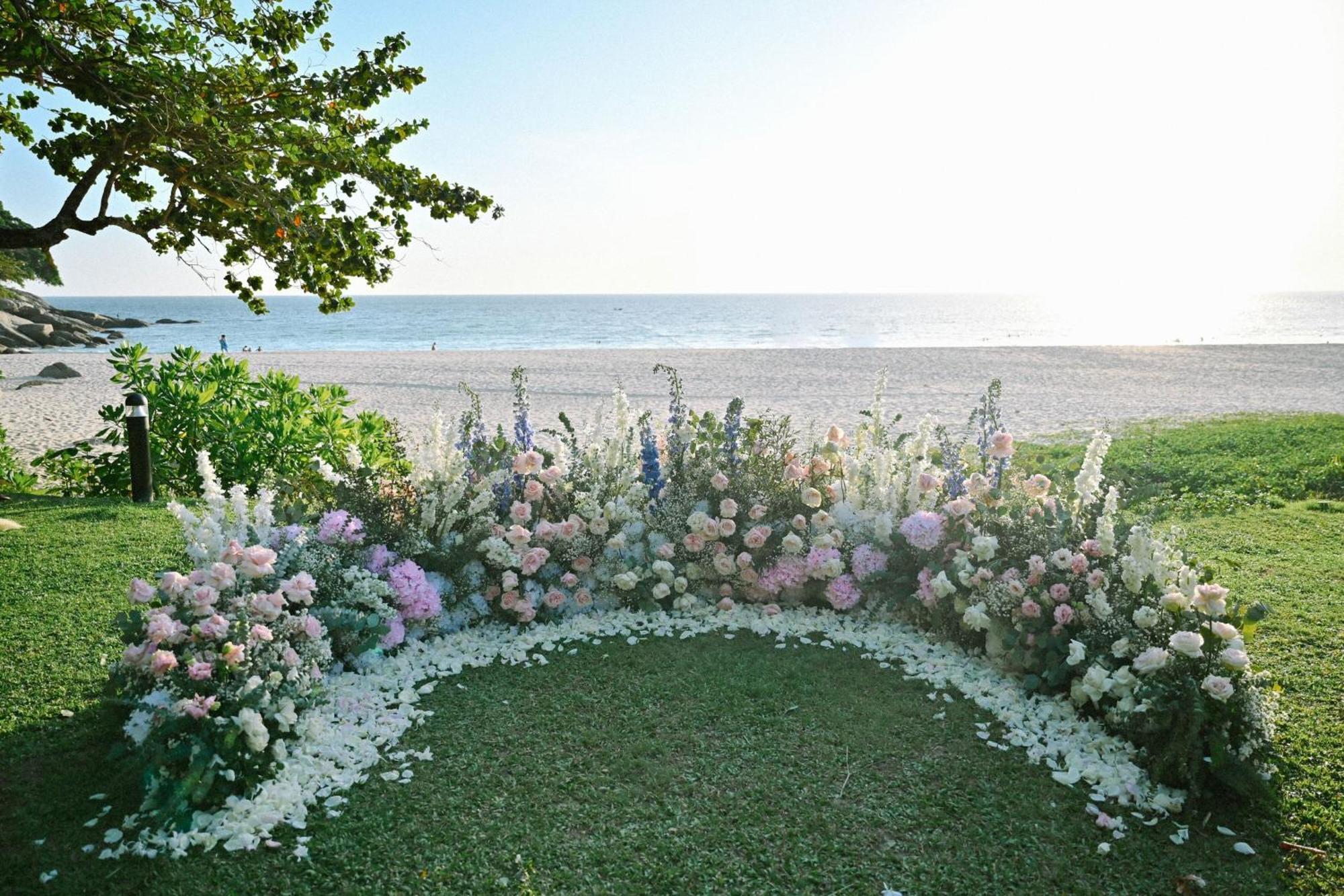 منتجع شاطئ لو ميريديان بوكيت Karon المظهر الخارجي الصورة A beach wedding in Phuket, Thailand