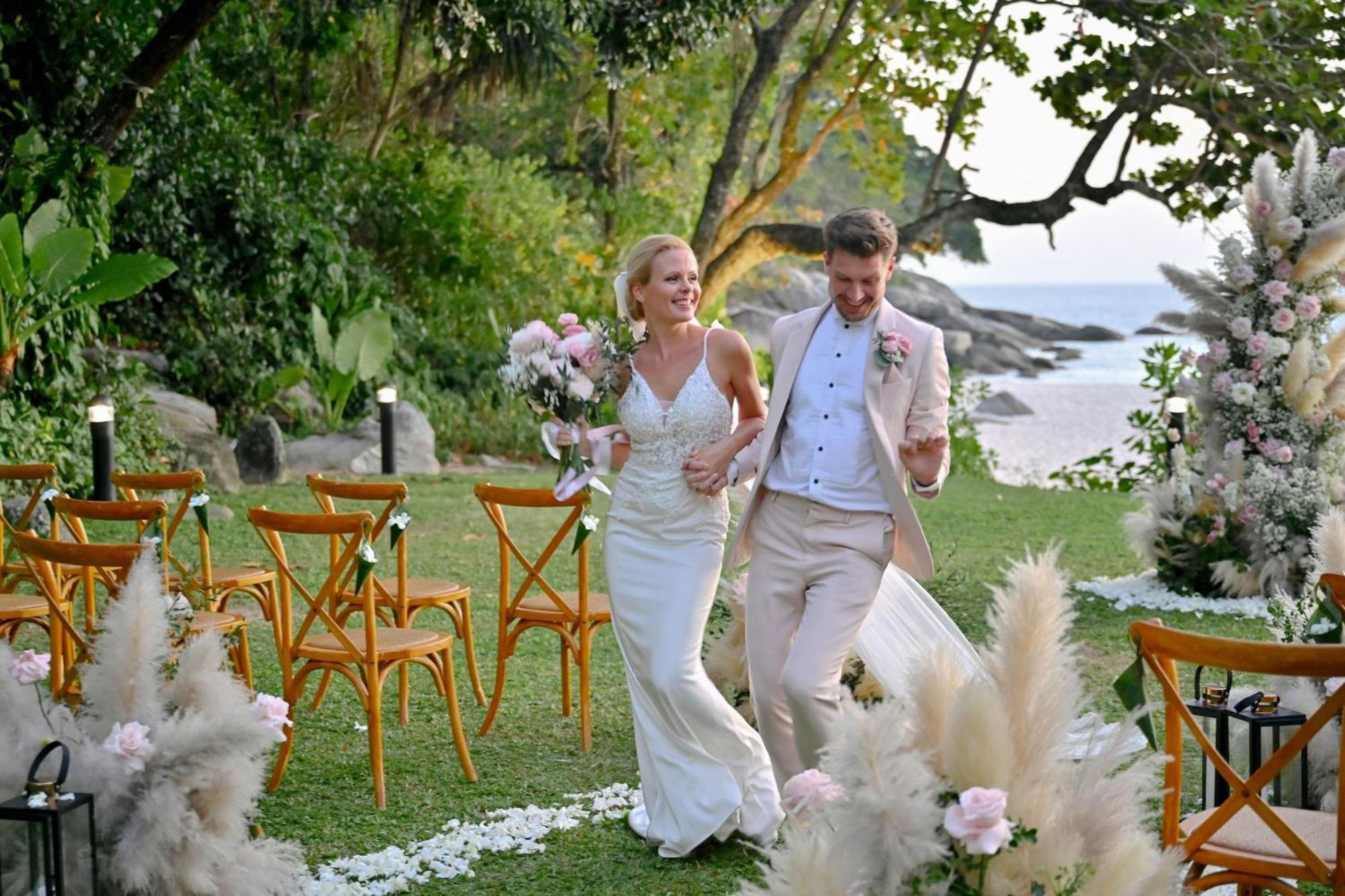 منتجع شاطئ لو ميريديان بوكيت Karon المظهر الخارجي الصورة Wedding in Phuket, Thailand