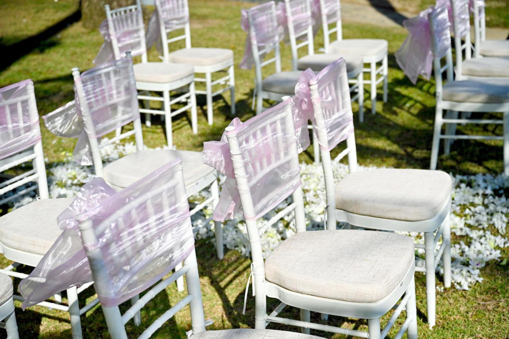منتجع شاطئ لو ميريديان بوكيت Karon المظهر الخارجي الصورة Chivari chairs with sashes