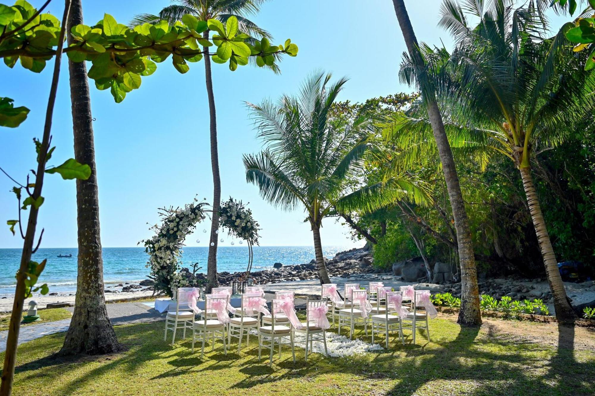 منتجع شاطئ لو ميريديان بوكيت Karon المظهر الخارجي الصورة A beach wedding in Phuket, Thailand