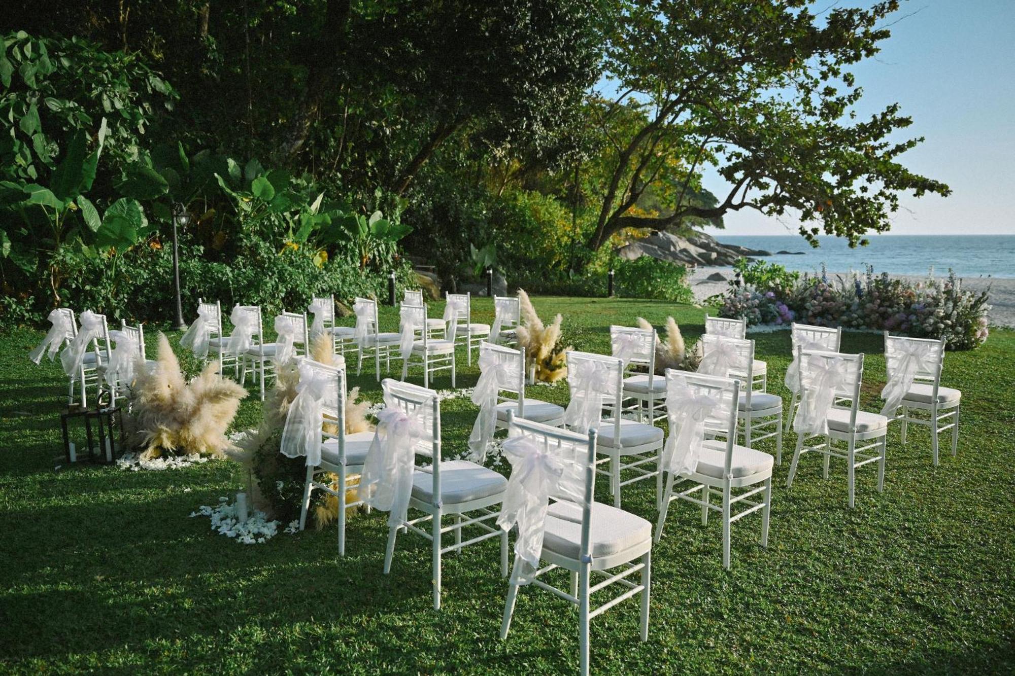 منتجع شاطئ لو ميريديان بوكيت Karon المظهر الخارجي الصورة Chiavari chairs at a wedding