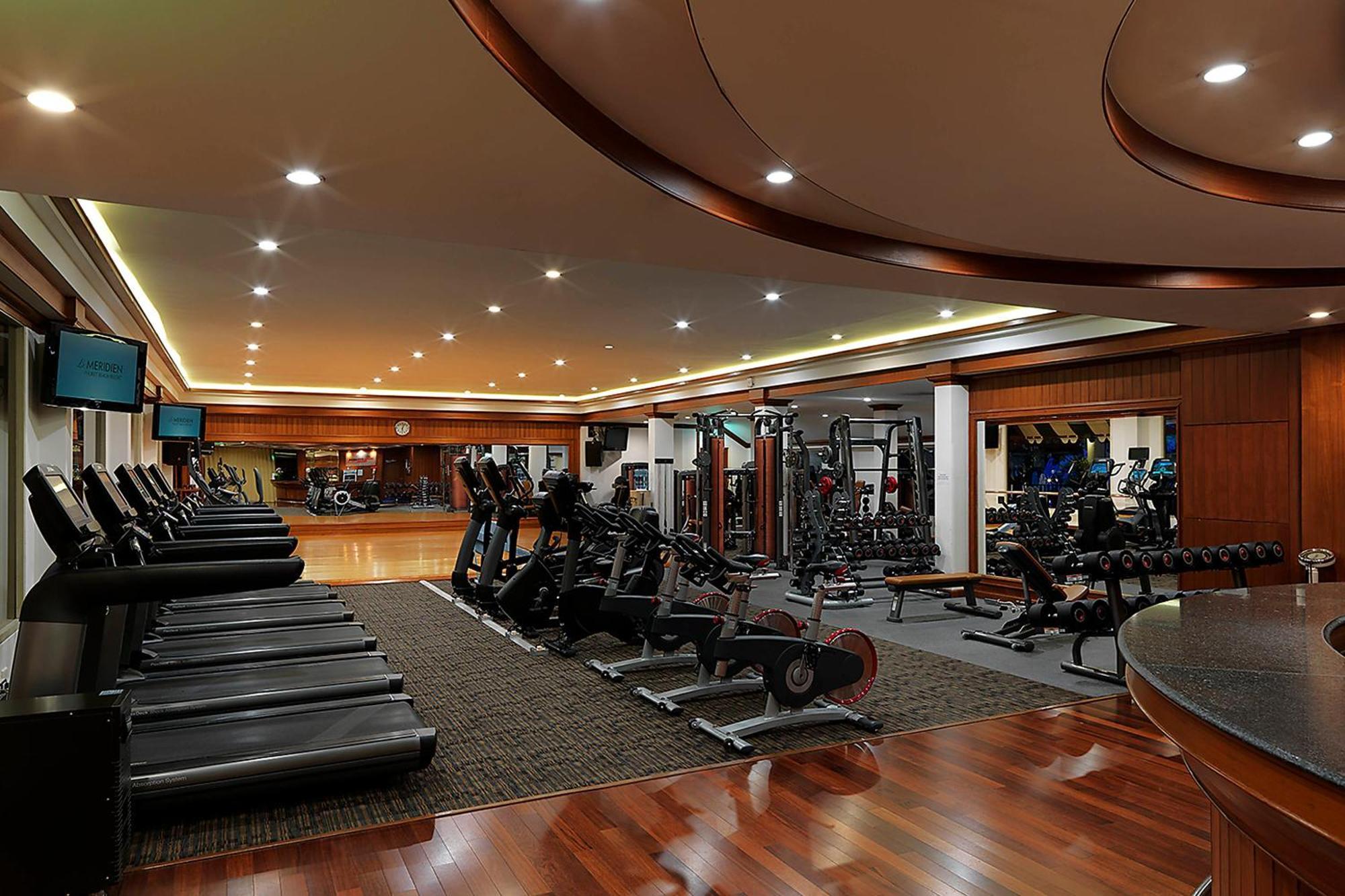 منتجع شاطئ لو ميريديان بوكيت Karon المظهر الخارجي الصورة The gym at the Ritz-Carlton, Dubai