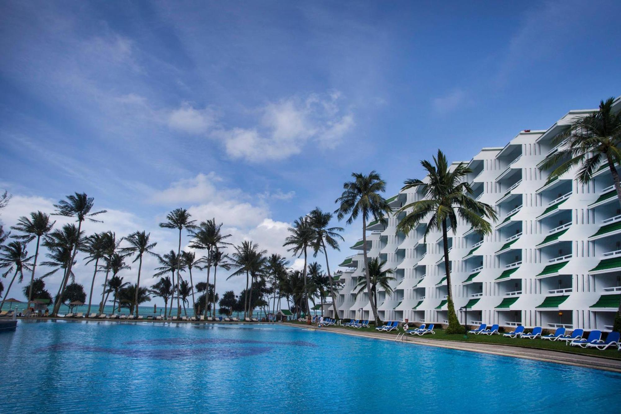 منتجع شاطئ لو ميريديان بوكيت Karon المظهر الخارجي الصورة The hotel's pool