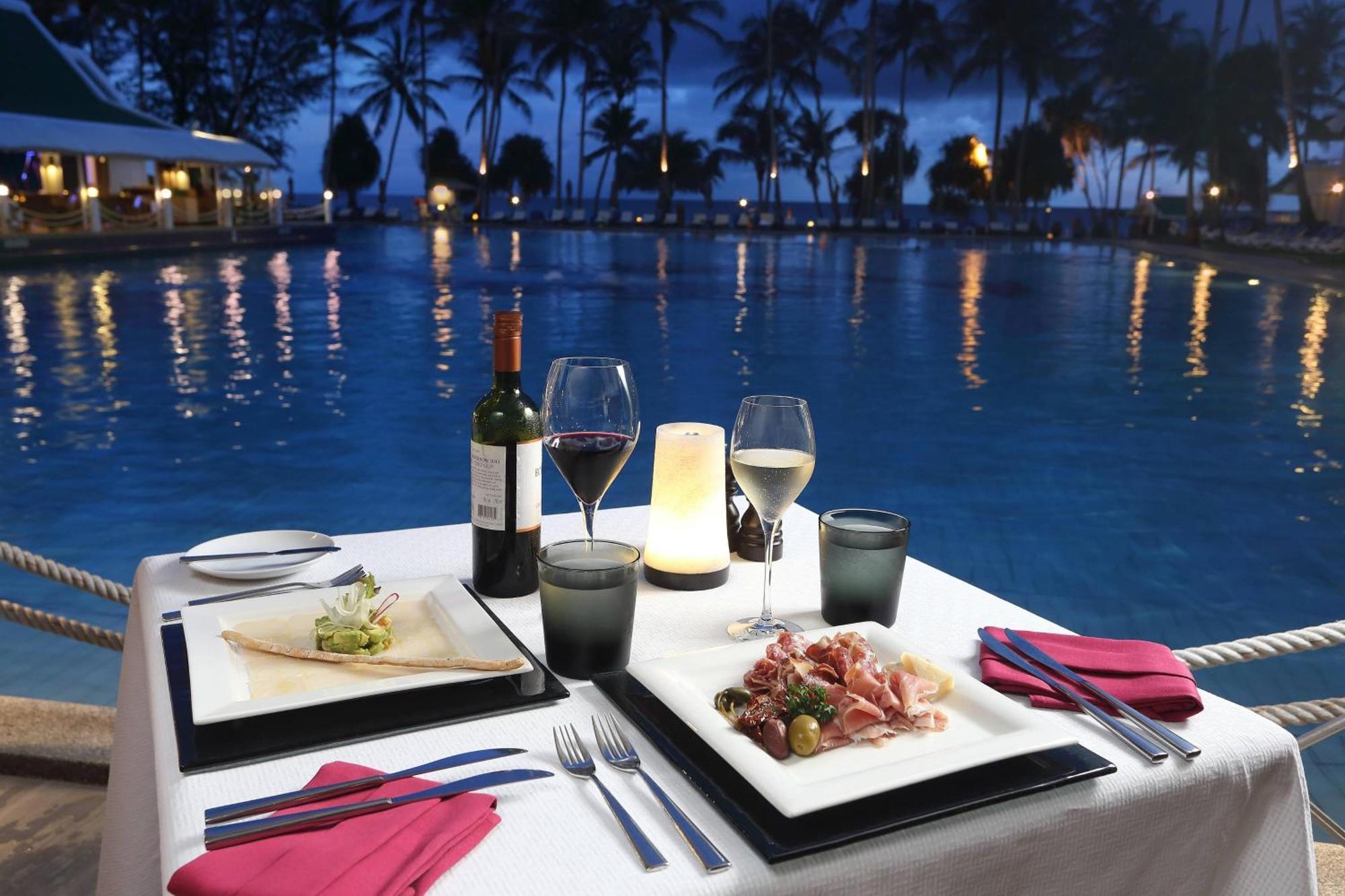 منتجع شاطئ لو ميريديان بوكيت Karon المظهر الخارجي الصورة A table set for fine dining